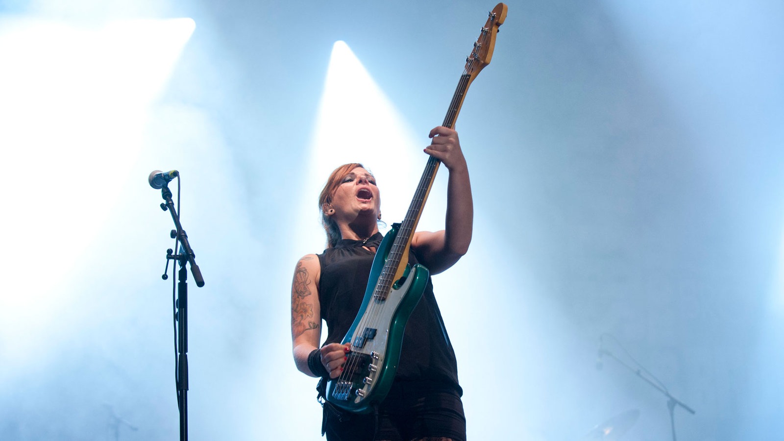Bassistin von unten fotografiert