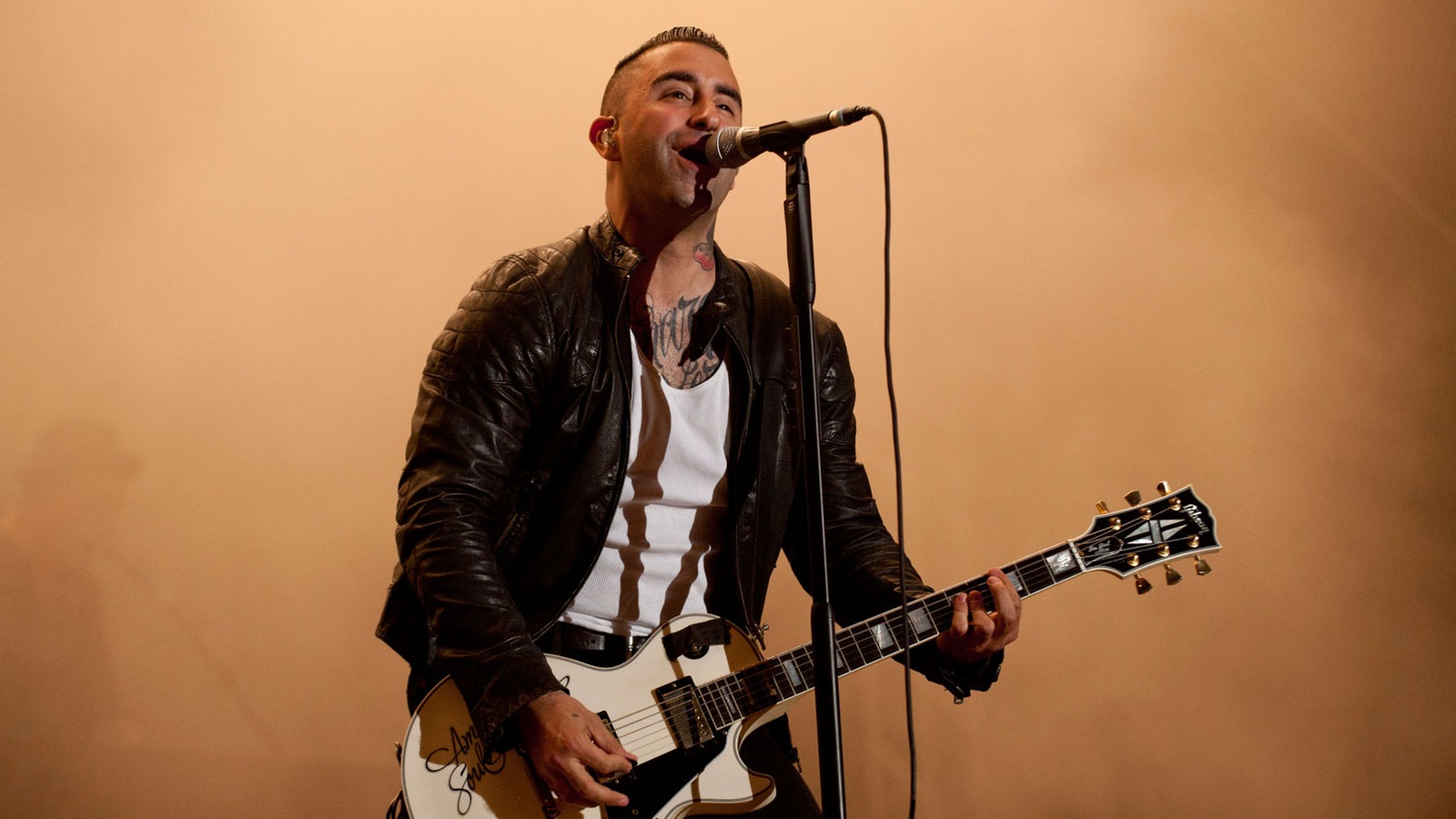 Sammy Amara singend und Gitarre spielend