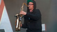 Saxophon wird auch gespielt, von Toby