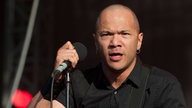 Danko Jones mit dem Mikro