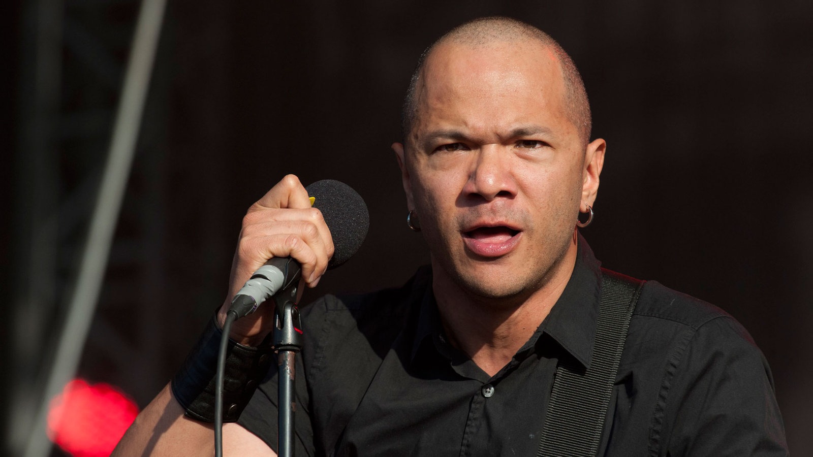 Danko Jones mit dem Mikro