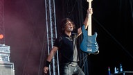John Calabrese hält seinen Bass in Richtung Menge