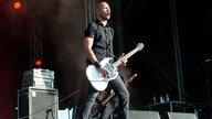 Danko Jones singt und spielt gitarre