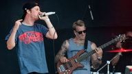Sänger und Bassist auf der Bühne