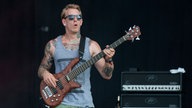 Der Bassist trägt ebenfalls eine Sonnenbrille