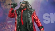 Skindread-Sänger mit rotem Paliettenanzug und Dreadlocks