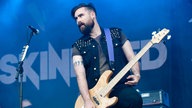Gegen das Dunkle outfit des Bassisten hebt sich sein helles instrument gut ab