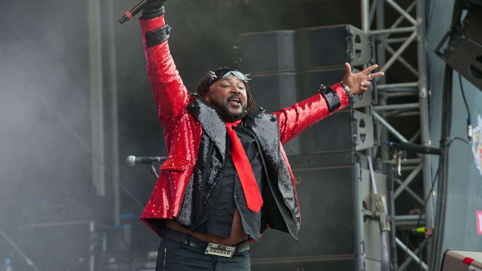 Der Frontmann von Skindred hebt die Arme nach oben