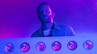 Die Bühne ist insgesamt nun in blau-lila licht getaucht. der Keyboarder schaut versonnen nach vorn