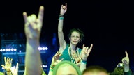 Alle Fans haben die "hands in the air"