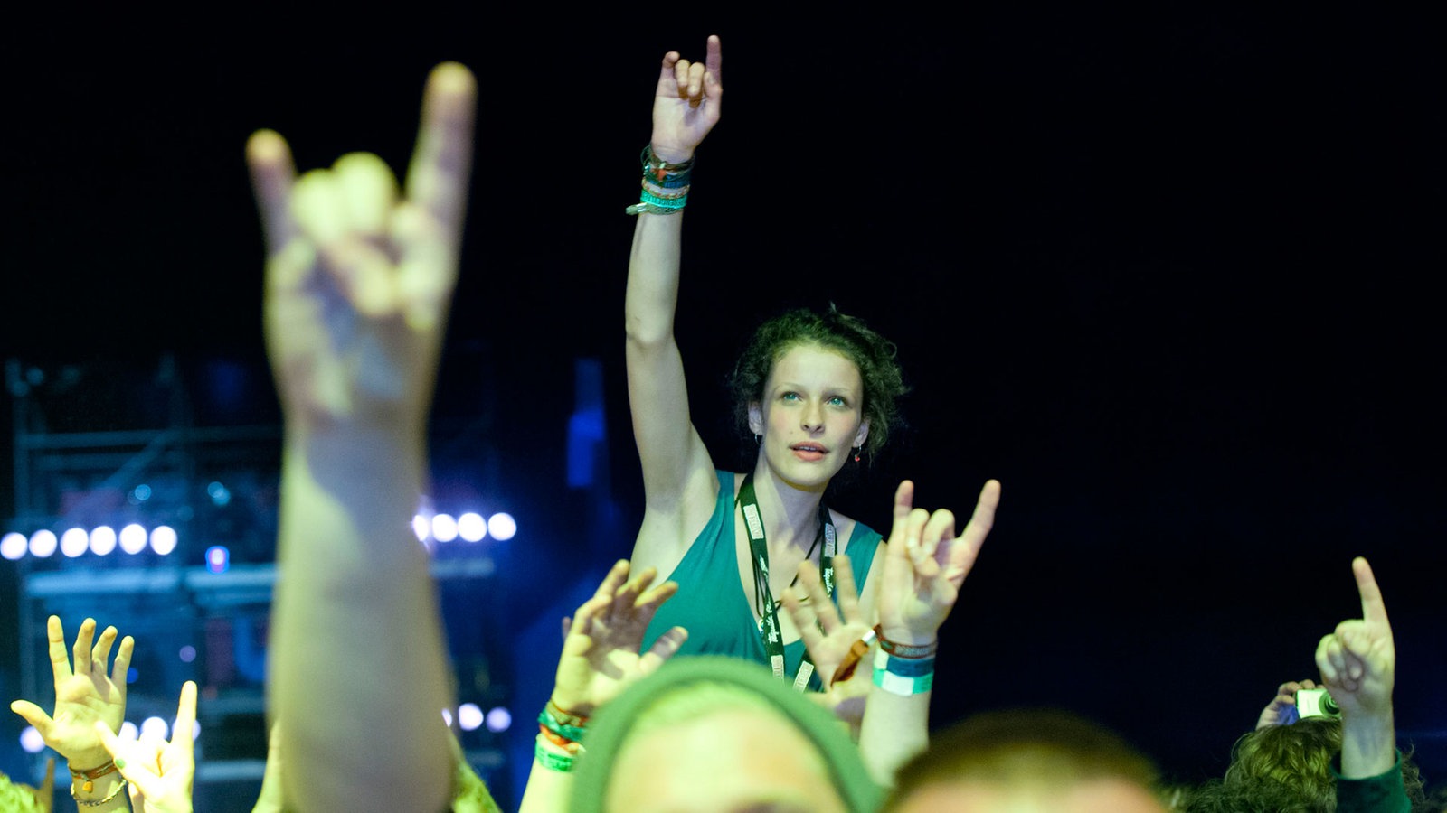 Alle Fans haben die "hands in the air"