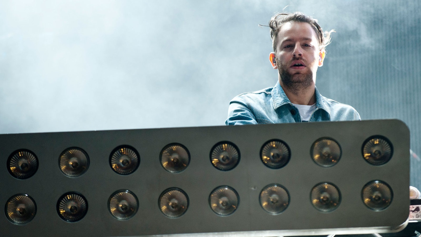 Der Keyboarder schaut direkt in die Kamera