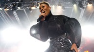 Skunk anansie's sängerin skin auf der bühne in voller fahrt