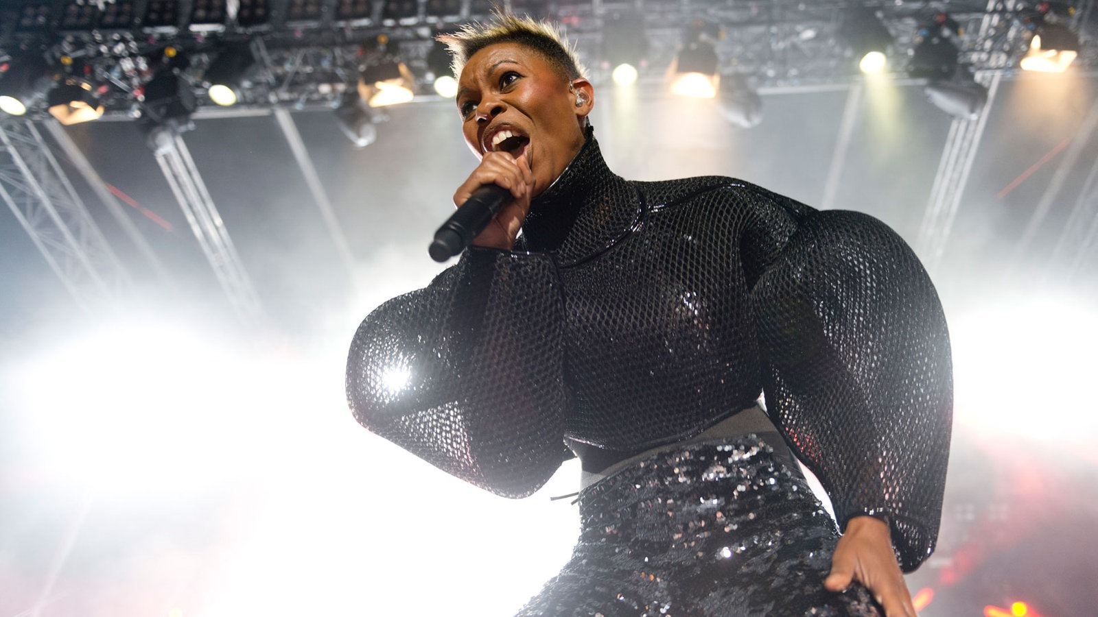Skunk anansie's sängerin skin auf der bühne in voller fahrt