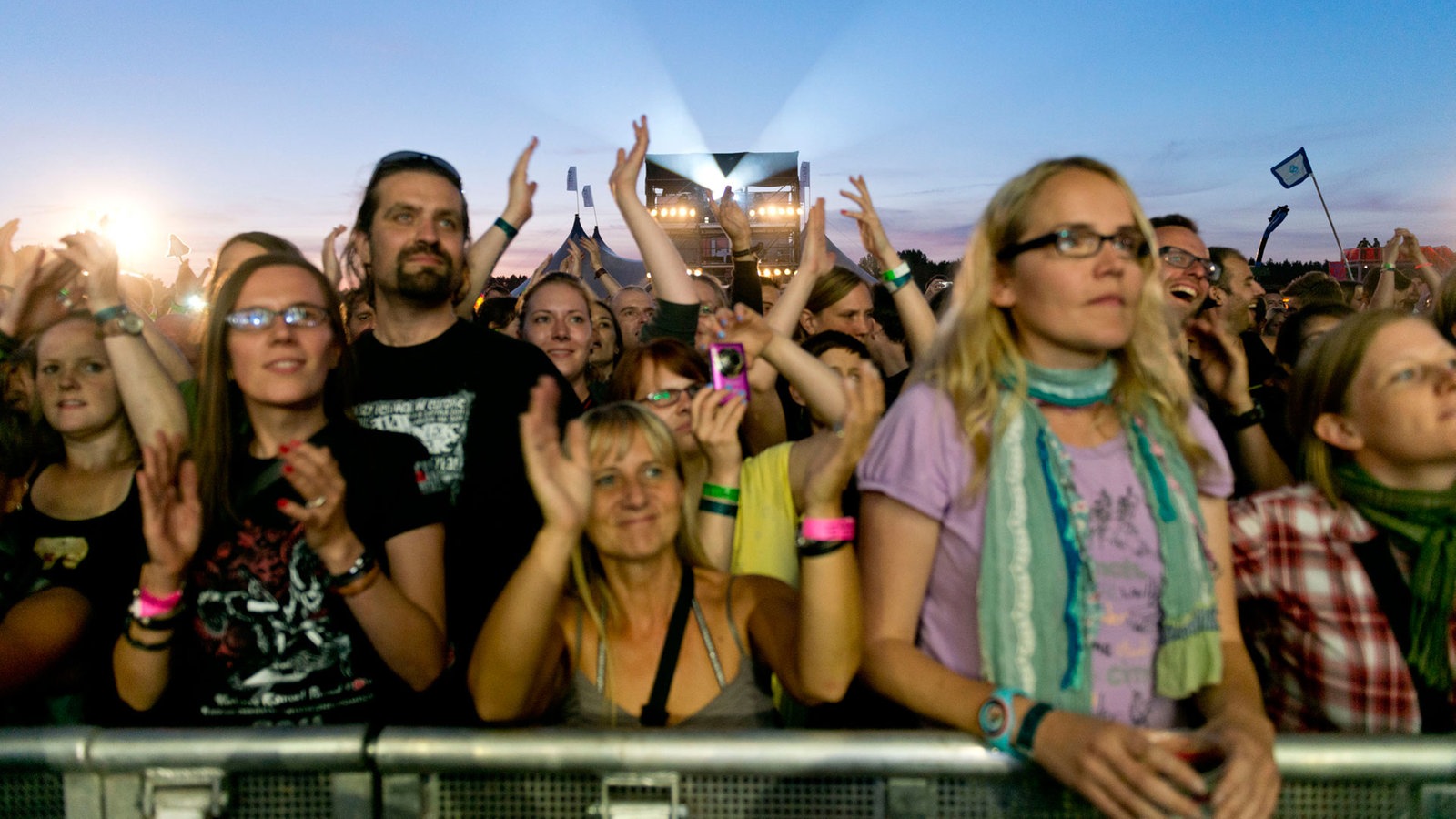 Das Publikum folgt gespannt dem Konzert