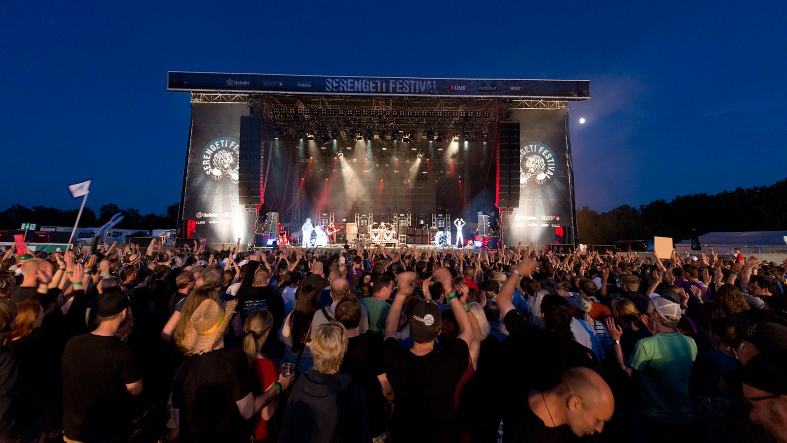 Die große Bühne des Serengeti Festivals mit den Zuschauern
