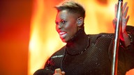 Die Frontfrau von Skunk anansie hat ihren Blick auf das Publikum gerichtet