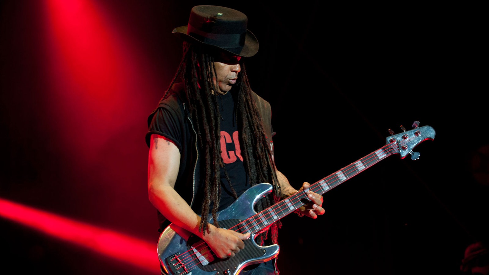 Cass, der Bassist von Skunk anansie schaut auf sein Instrument