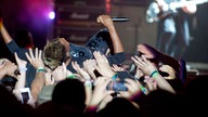 Skin macht Crowd Surfing
