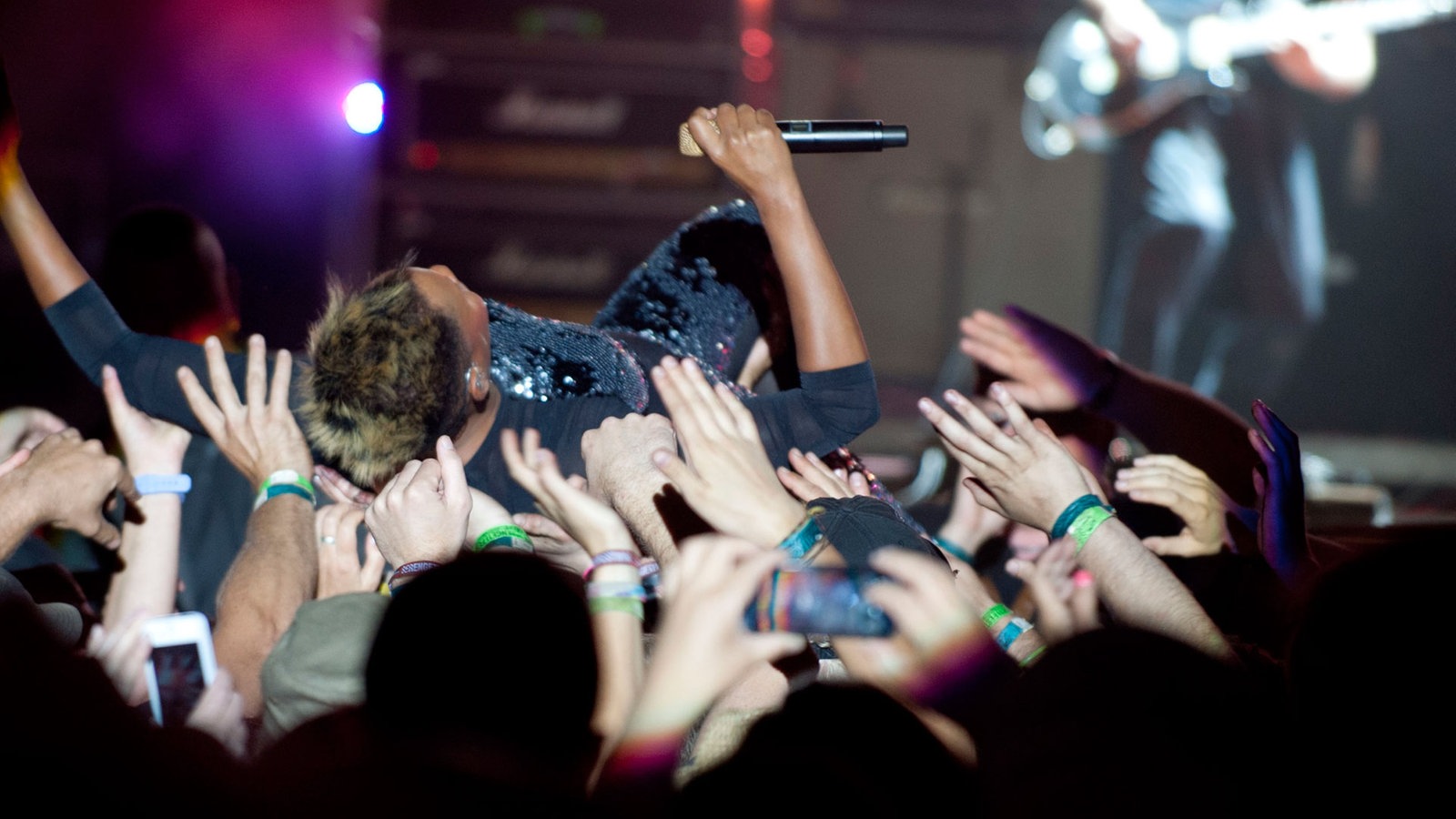 Skin macht Crowd Surfing