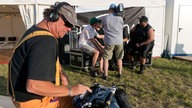 Ein Blick auf einen technikmann während des Interviews mit den Suicidal Tendencies