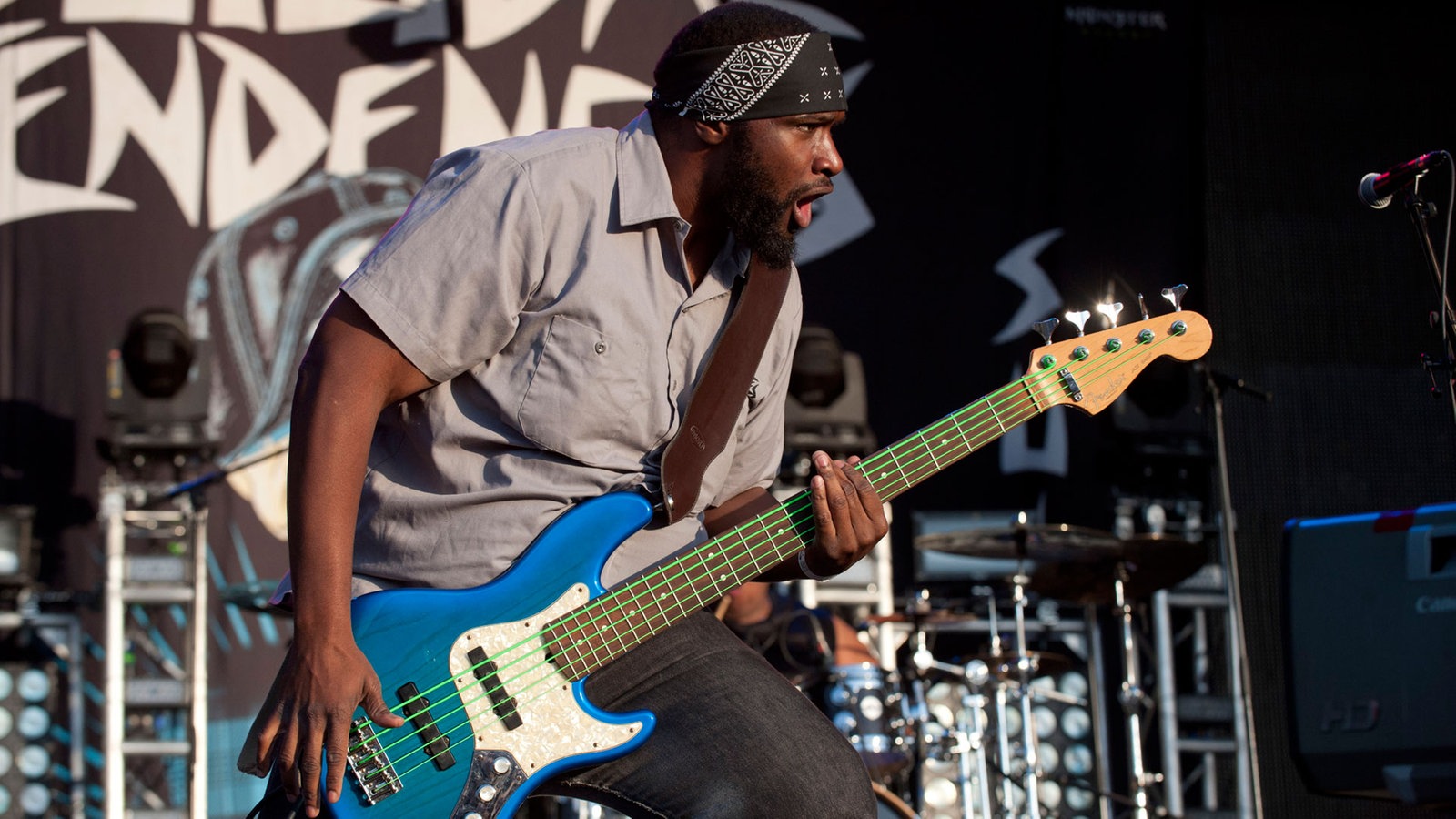 Der Bassist an seinem Instrument