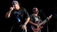 Mike Muir singt
