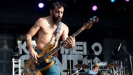 Der Bassist am Instrument