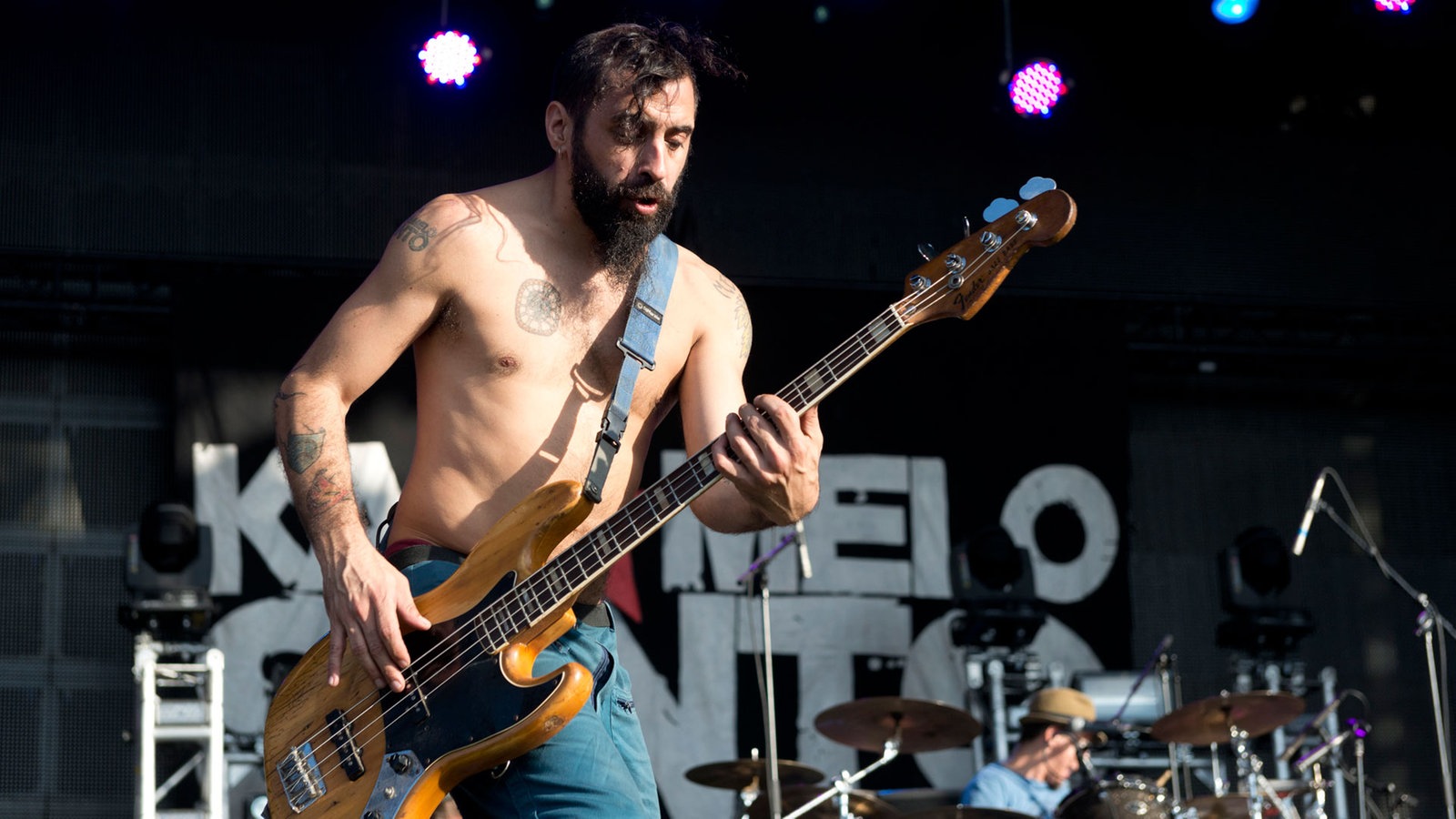 Der Bassist am Instrument