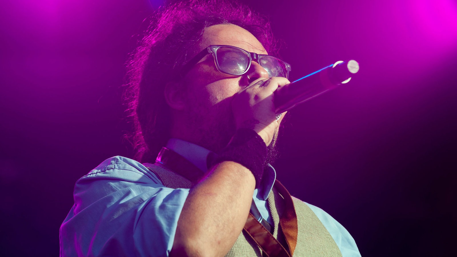 Der Sänger mit Mikro und Sonnenbrille