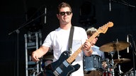 Der Bassist an seinem Instrument