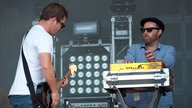 Zwei Musiker kommunizieren mithilfe ihrer Instrumente