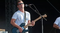 Der Bassist trägt eine Sonnenbrille