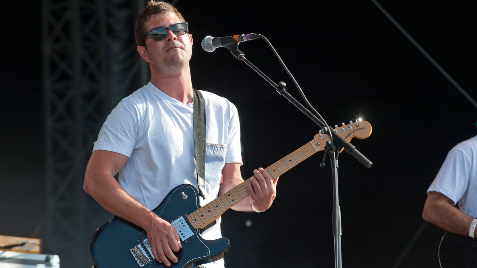 Der Bassist trägt eine Sonnenbrille
