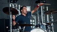 Der Drummer tobt sich an seinem Schlagzeug aus