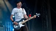Der Bassist singt auch Background
