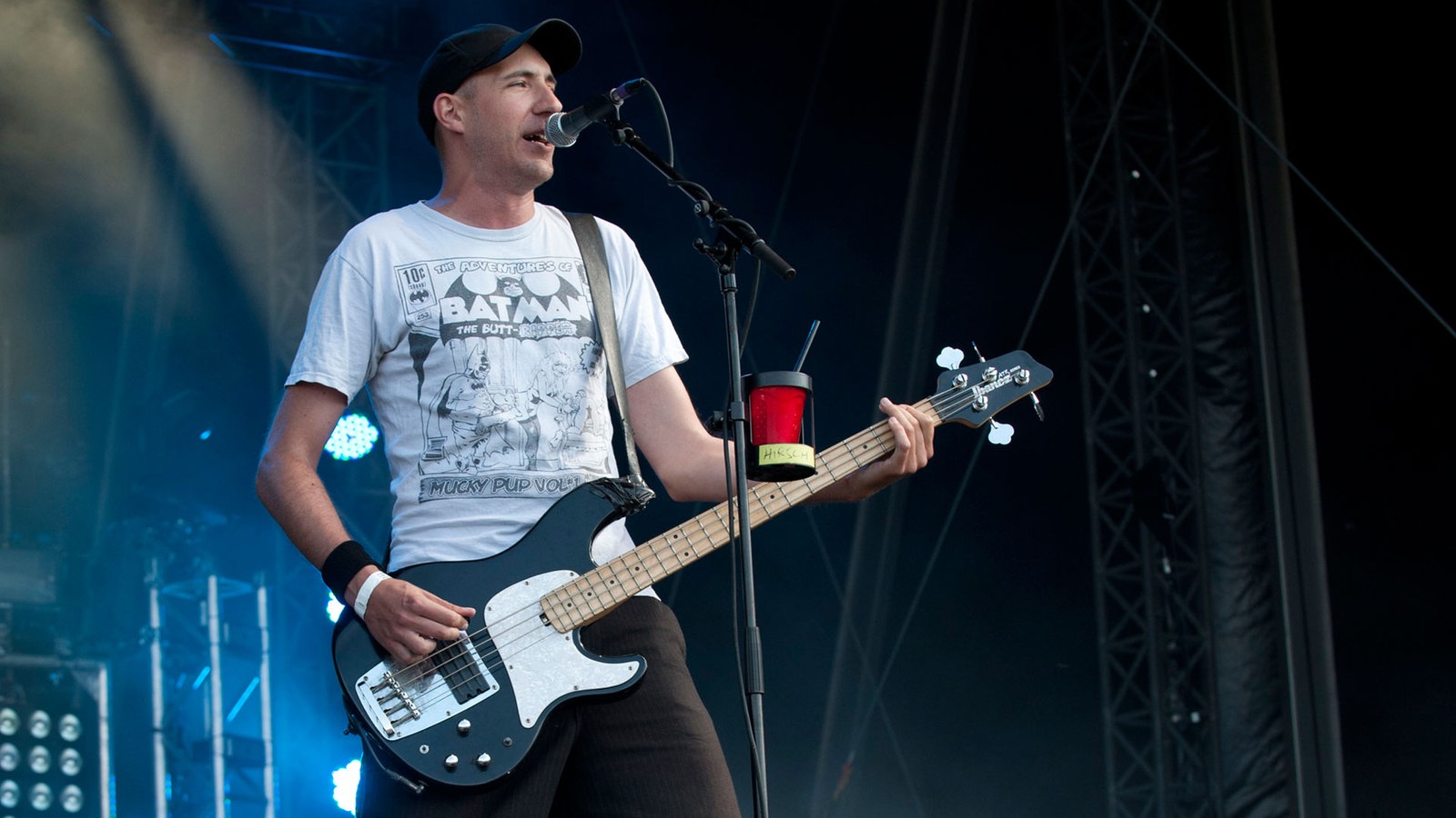 Der Bassist singt auch Background