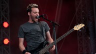 Neal Mitchell singt und spielt Bass