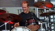 Simon Barford spielt Schlagzeug