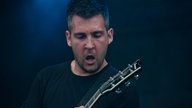 Der Bassist konzentriert sich auf sein Instrument