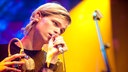 Sänger der Band Sizarr in Nahaufnahme