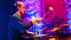 Der Schlagzeuger der Band Sizarr im Profil