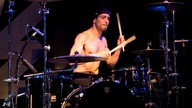 Der Drummer trägt inzwischen kein T-Shirt mehr ...