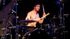 Der Drummer trägt inzwischen kein T-Shirt mehr ...