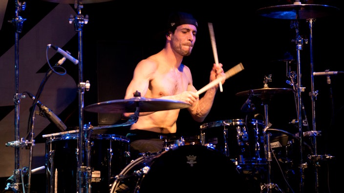 Der Drummer trägt inzwischen kein T-Shirt mehr ...