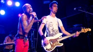 Wieder schreit der Frontman, daneben der nicht weniger bemühte Bassist.