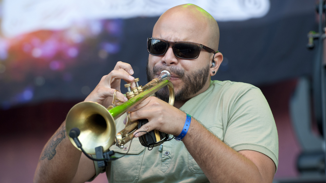 Der Trompetist bei Soja