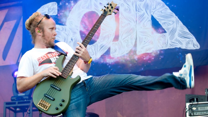 Sojas Bassist macht einen großen Ausfallschritt