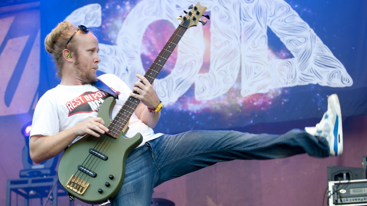 Sojas Bassist macht einen großen Ausfallschritt