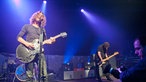 Die gesamte Band steht auf der Bühne und spielt zusammen.